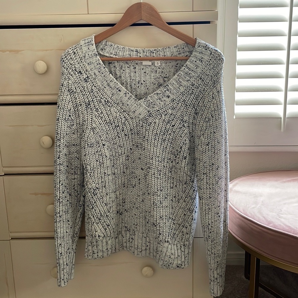 Cozy small v-neck GAP sweater